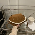 Sac bandoulière marron en forme de coquillage avec motif serpent et détail de perles - Marron