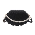 Bolso bandolera negro en forma de concha con textura de serpiente y cadena perlas - Negro