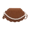 Bolso bandolera marrón con forma de concha, textura de serpiente y asa de perlas - Marrón