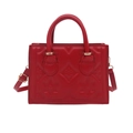 Petit sac à main rouge avec gaufrage floral et garniture dorée sur fond blanc - Rouge