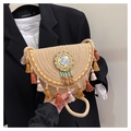 Detail einer Boho-Stroh-Handtasche mit bunten Quasten und aufwendiger Perlenstickerei - Khaki