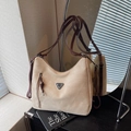 Borsa tote beige minimalista con tracolla marrone scuro e dettaglio in metallo - Bianco Sporco