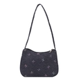 Borsa a spalla in denim blu scuro con motivi a fiocco colorati e tracolla sottile su bianco - Nero