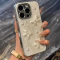 Vue détaillée d'une coque iPhone blanche pailletée avec perles et nœuds en relief - Blanc Nacré Nœud Perle / iPhone 7/8/SE 2020