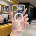 Nahaufnahme der MagSafe Handyhülle für iPhone mit Magnetring in Lifestyle-Umgebung - Transparente Magnethülle / iPhone 7/8/SE 2020