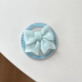 Detalle de soporte de móvil con lazo azul claro con texto Gift For You y brillo - Azul