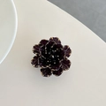 Detail einer 3D-Blumen-Handyhalterung mit weinroten Blütenblättern und Goldrand-Akzenten - Transparenter Ständer - Muschelblume - Schwarzgold