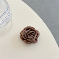 Detailansicht einer tiefbraunen Stoffrose mit 3D-Stoffblättern für Handy-Halterungen - Braun