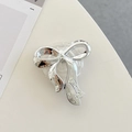 Detailansicht der silbernen Metallic-Schleife-Handyhalterung mit strukturierter Oberfläche - Transparenter Epoxid-Ständer - Glänzende Dear Schleife - Silber