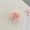 Detail einer 3D-Blumen-Handyhalterung in Rosa mit Goldrand und elegantem Kristallzentrum - Transparenter Ständer - Muschelblume - Roségold