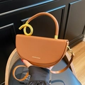 Karamellbraune Satteltasche mit dekorativem goldenem Knotengriff aus glattem Leder - Gelbbraun