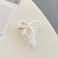 Nahaufnahme einer Perlmuttschleife Handyhalterung mit bunten Lasertexturen und Logo - Transparenter Epoxid-Ständer - Irisierende Dear Schleife