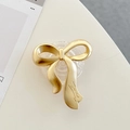 Details zur matten goldenen Schleifen-Handyhalterung mit Gravur auf schlichtem Hintergrund - Transparenter Epoxid-Ständer - Matte Schleife - Gold
