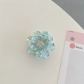 Detailansicht der 3D-Handyhalterung in Hellblau mit Goldrand und Kristallzentrum - Transparenter Ständer - Muschelblume - Seeblau Gold