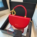 Rote Satteltasche aus Glattleder mit goldenen Ringbeschlägen und passendem Schultergurt - Rot