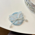 Détail du support de téléphone papillon brodé bleu clair avec perles blanches nacrées - Papillon Broderie Perle Magnétique-Bleu