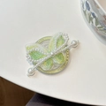 Détail macro du support papillon brodé avec perles blanches pour téléphone portable - Papillon Broderie Perle Magnétique-Vert Fruit