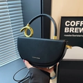 Elegante schwarze Halbmond-Satteltasche mit einzigartigem goldenem Metallring-Griff - Schwarz