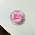 Dettaglio del supporto magnetico rosa per telefono con fiocco in pelle e scritta Gift For You - Bottone a Fiocco Magnetico / Rosa