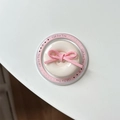 Dettaglio supporto telefono a bottone rosa con fiocco scamosciato e scritta Gift For You - Bottone a Fiocco Magnetico / Bianco Sporco