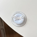 Dettaglio del supporto per telefono a bottone bianco con fiocco e scritta Gift For You - Bottone a Fiocco Magnetico / Bianco