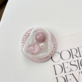 Détail du support magnétique pour téléphone avec gemmes en résine rose et perles - Série Rose Rétro - Carré Rose Pâte de Haricot