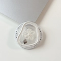 Detalle macro del soporte magnético para móvil con flor de perlas y dije corazón - Colgante de Corazón con Flor de Perlas (701407)