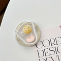 Détail du support Griptok magnétique avec pierre précieuse, perle et strass - Série Rose Rétro - Rose Moucheté Jaune