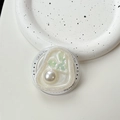 Detail of heart-shaped phone grip with faux pearl and aurora crystal on ceramic tray - Irregular Ring White Flash - Pleated Heart Pearl