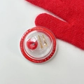 Detail von Miniatur-Apfel und goldenem Besteckset in einer transparenten Geschenkbox - Runder Ball Angebissener Apfel mit Messer und Gabel / Rot