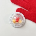 Makrodetail eines runden Geschenkanhängers mit Mini-Tanghulu und goldenen Barren - Runder Ball Bingtanghulu Goldene Sycee / Gold
