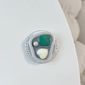 Detalle del soporte magnético para móvil con gema verde, corazón y perla sobre plata - Corazón Cuadrado Gris Plata
