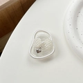 Dettaglio di un supporto per telefono in resina crema con fiocco di perle e cuore - Ciondolo a Cuore - Fiocco di Perle