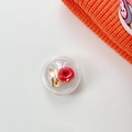Détail macro de modèle miniature de pomme avec couverts dorés dans un boîtier rond - Support Transparent-Balle-Pomme Croquée+Fourchette Cuillère