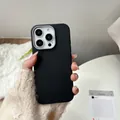 Nahaufnahme einer schwarzen Leder-Handyhülle mit silbernem Kamerarahmen-Detail - Schwarz / iPhone 7/8/SE 2020