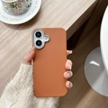 Detailansicht der orangefarbenen Handyhülle in Lederoptik mit silbernem Kamera-Metallrahmen - Braun / iPhone 7/8/SE 2020