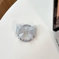 Dettaglio del supporto per telefono a fiocco perlato con glitter su scrivania bianca - Fiocco Grande Magnetico - Perlato / Grigio
