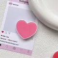 Détail du support de téléphone cœur rose brillant avec texture en résine lisse sur fond blanc - Rose Corail