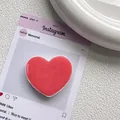 Détail du support de téléphone en forme de cœur rose avec finition en résine brillante - Corail