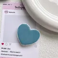 Vue macro d'un support de téléphone bleu en forme de cœur avec finition résine brillante - Bleu