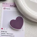 Gros plan d'un support de téléphone en forme de cœur violet avec finition résine époxy - Mauve