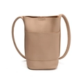 Moderne aprikosenfarbene Eimertasche aus Leder mit Tragegriff und Schultergurt im minimalistischen Stil - Khaki