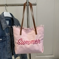 Rosa Canvas-Tragetasche mit Summer-Stickerei, Fransenkanten und braunen Lederriemen - Rosa