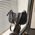 Borsa a mano alla moda in paillettes nere da donna con dettagli lucidi e fibbia dorata - Nero
