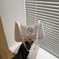Minimalistische beige Schultertasche mit M-Buchstaben-Print und Metallic-Logo-Ring - Weiß