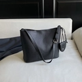 Klassische schwarze Tote-Tasche mit Narbenlederstruktur und verstellbarem Schultergurt - Schwarz