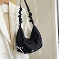 Schwarze Nylon-Schultertasche mit gerüschtem Riemen und rosa Schleifen-Detail - Schwarz