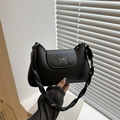 Sac sous le bras en similicuir noir avec nœud argenté et bandoulière nouée - Noir