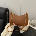 Bolso de hombro marrón de piel sintética granulada con cadena dorada y correa - Marrón Oscuro