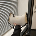 Bolso de hombro media luna crema con ribete negro en contraste y cadena dorada - Blanco